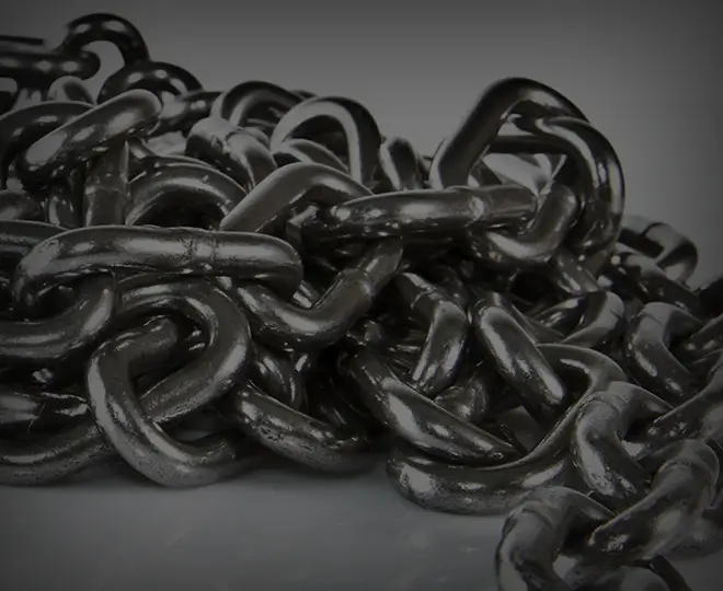 Cadenas metalicas agrupadas.